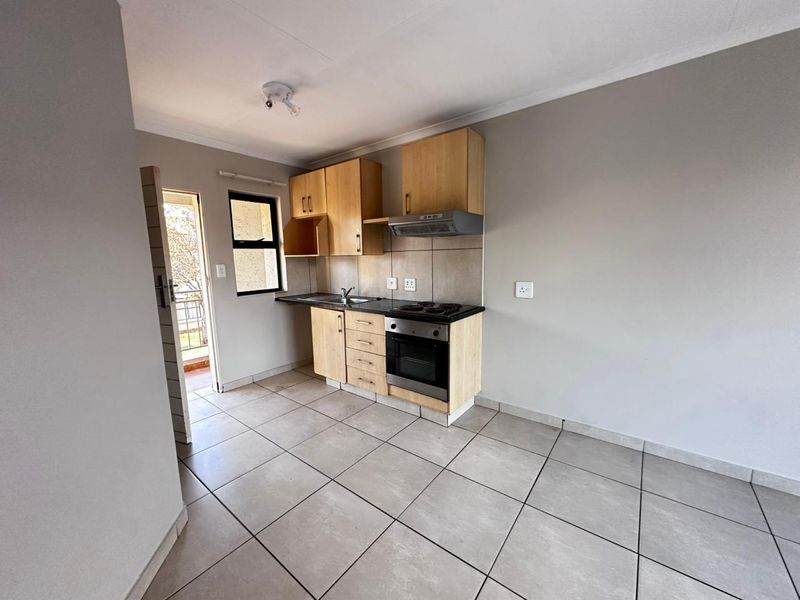 Cozy 2-Bedroom Ground Floor Unit in Prime Location, Lakefield Stewards. - Photo 3