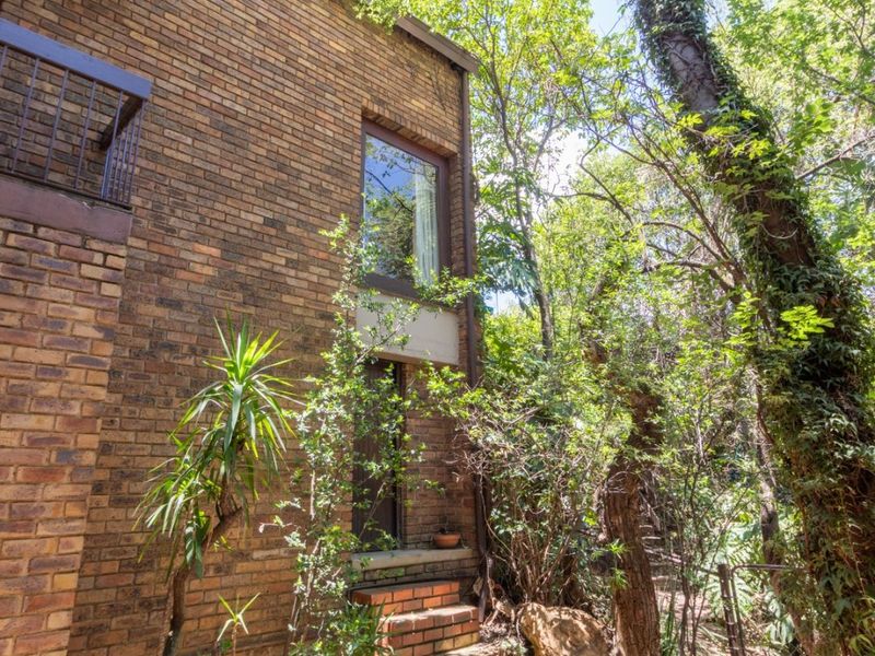 VERSATILE DESIGNER HOME WITH SANDTON SKYLINE VIEWS - Photo 6