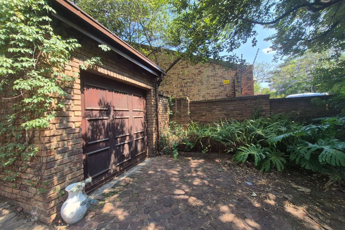 VERSATILE DESIGNER HOME WITH SANDTON SKYLINE VIEWS - Photo 4