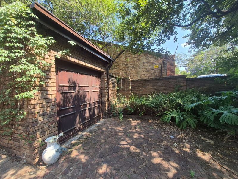 VERSATILE DESIGNER HOME WITH SANDTON SKYLINE VIEWS - Photo 4