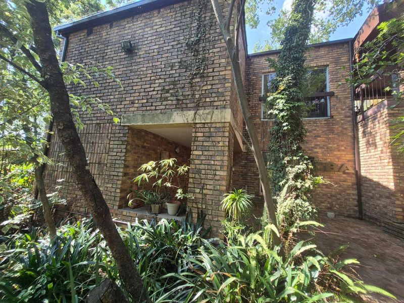 VERSATILE DESIGNER HOME WITH SANDTON SKYLINE VIEWS - Photo 2