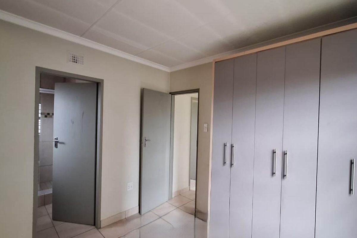 GENEROUS SPACES IN THIS 3 BEDROOM HOUSE - Photo 4