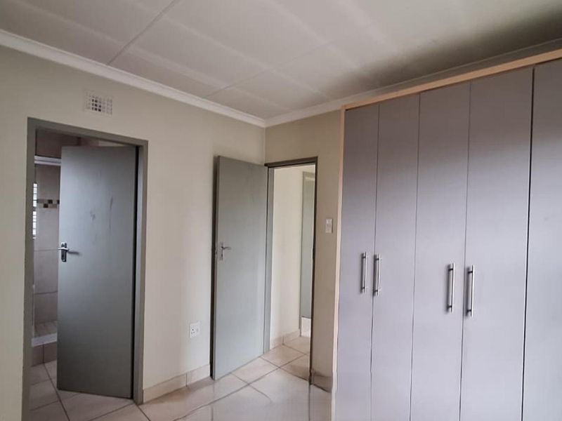 GENEROUS SPACES IN THIS 3 BEDROOM HOUSE - Photo 4