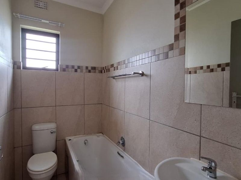 GENEROUS SPACES IN THIS 3 BEDROOM HOUSE - Photo 7