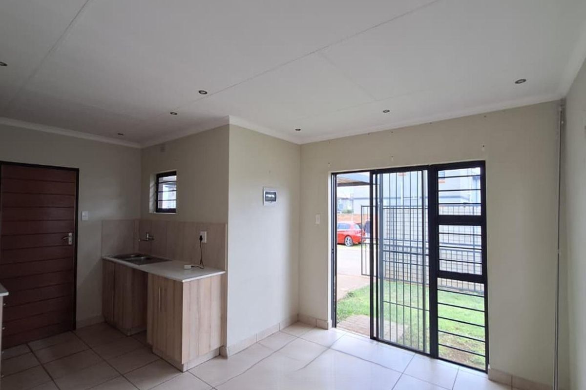 GENEROUS SPACES IN THIS 3 BEDROOM HOUSE - Photo 3