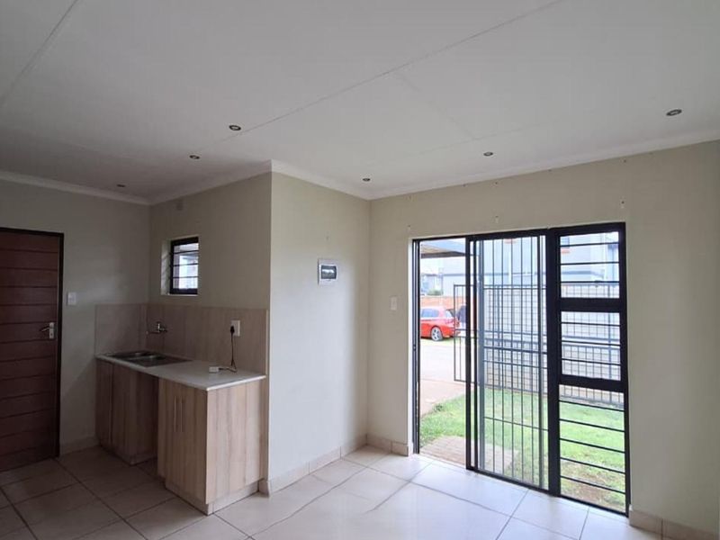 GENEROUS SPACES IN THIS 3 BEDROOM HOUSE - Photo 3