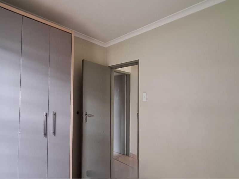 GENEROUS SPACES IN THIS 3 BEDROOM HOUSE - Photo 6