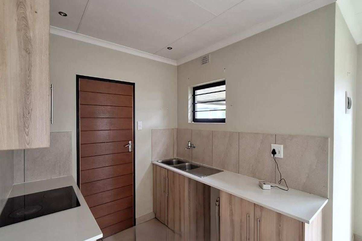 GENEROUS SPACES IN THIS 3 BEDROOM HOUSE - Photo 2