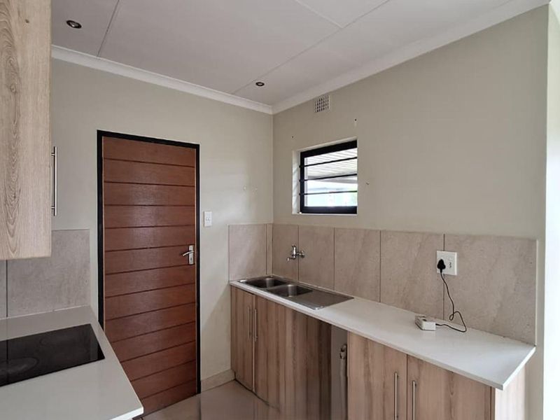 GENEROUS SPACES IN THIS 3 BEDROOM HOUSE - Photo 2