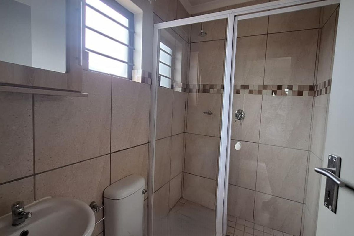 GENEROUS SPACES IN THIS 3 BEDROOM HOUSE - Photo 5