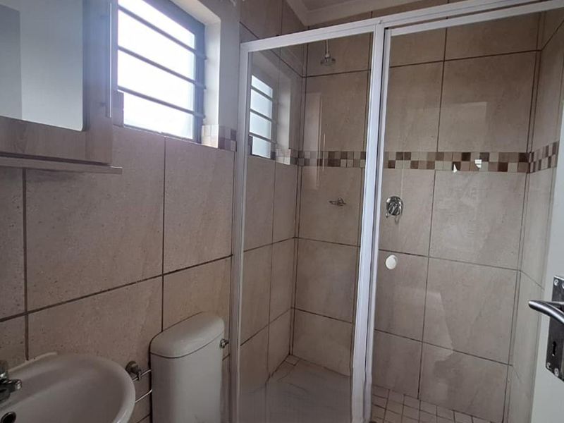 GENEROUS SPACES IN THIS 3 BEDROOM HOUSE - Photo 5