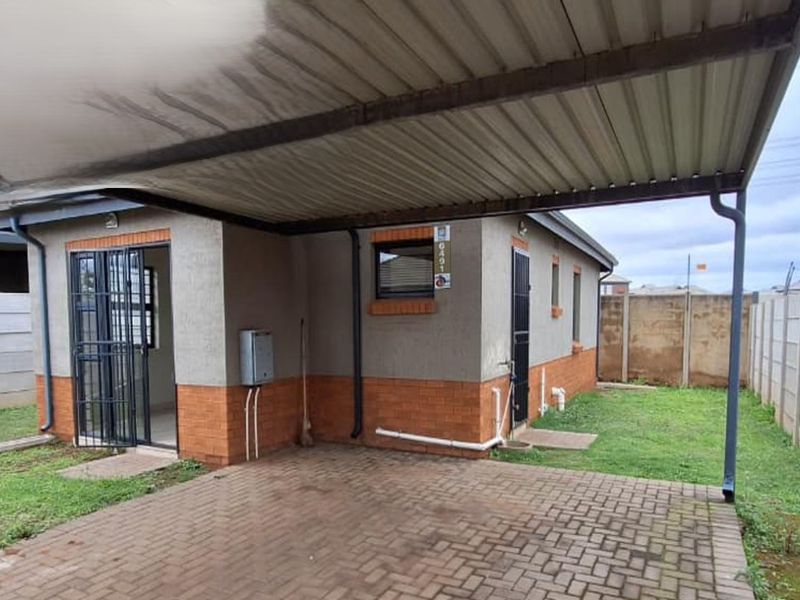 GENEROUS SPACES IN THIS 3 BEDROOM HOUSE - Photo 1