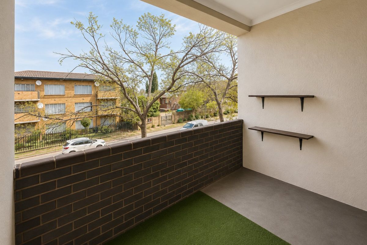 Sunny Eastleigh Flat with Balcony close to amenities. - Photo 5