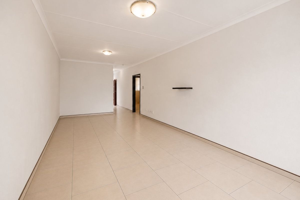 Sunny Eastleigh Flat with Balcony close to amenities. - Photo 4