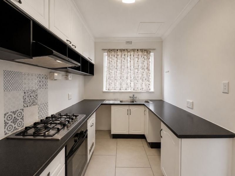 Sunny Eastleigh Flat with Balcony close to amenities. - Photo 2