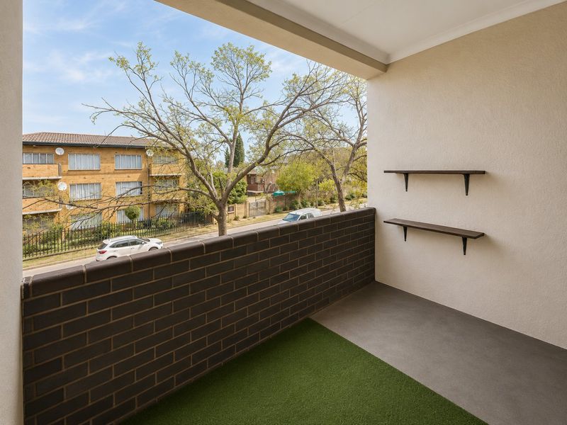 Sunny Eastleigh Flat with Balcony close to amenities. - Photo 5
