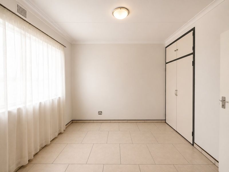 Sunny Eastleigh Flat with Balcony close to amenities. - Photo 10