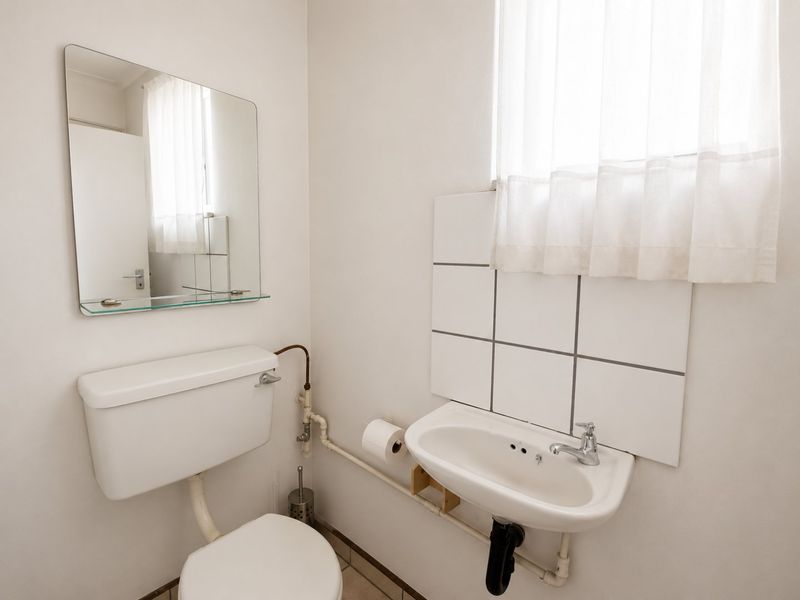 Sunny Eastleigh Flat with Balcony close to amenities. - Photo 9