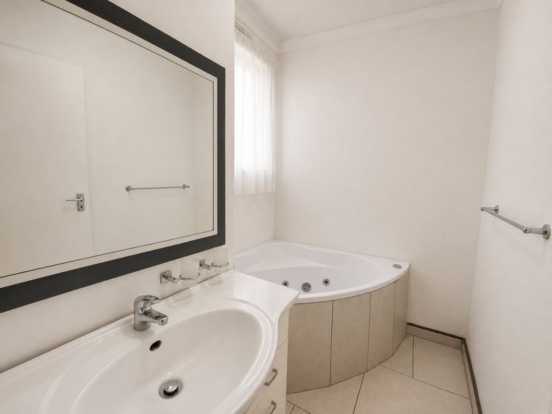 Sunny Eastleigh Flat with Balcony close to amenities. - Photo 8