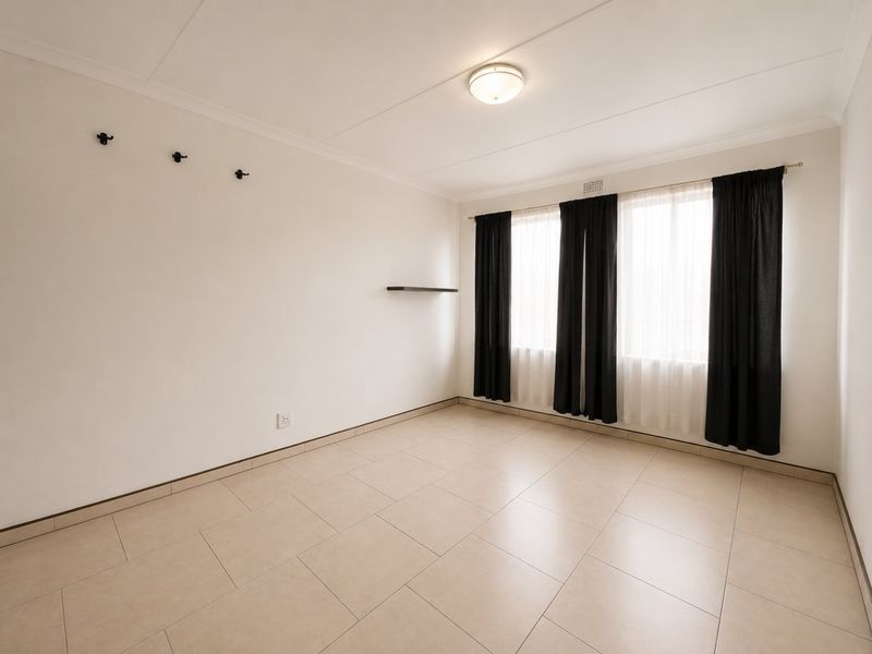 Sunny Eastleigh Flat with Balcony close to amenities. - Photo 7
