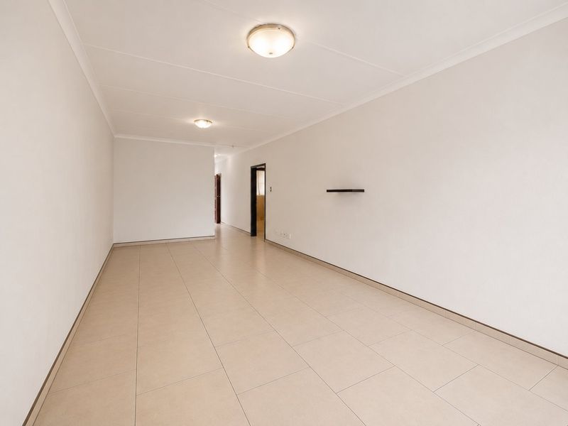 Sunny Eastleigh Flat with Balcony close to amenities. - Photo 4