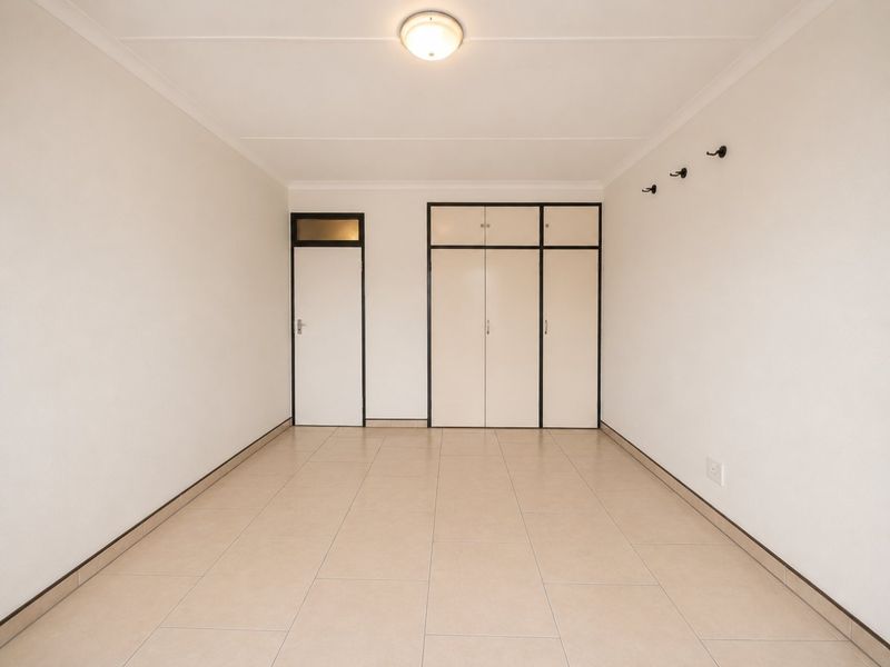 Sunny Eastleigh Flat with Balcony close to amenities. - Photo 6