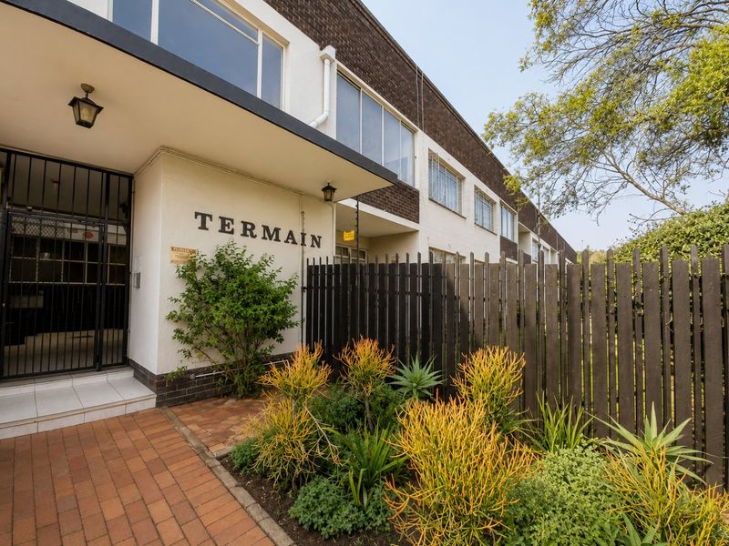 Sunny Eastleigh Flat with Balcony close to amenities. - Photo 1