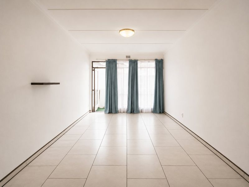Sunny Eastleigh Flat with Balcony close to amenities. - Photo 3