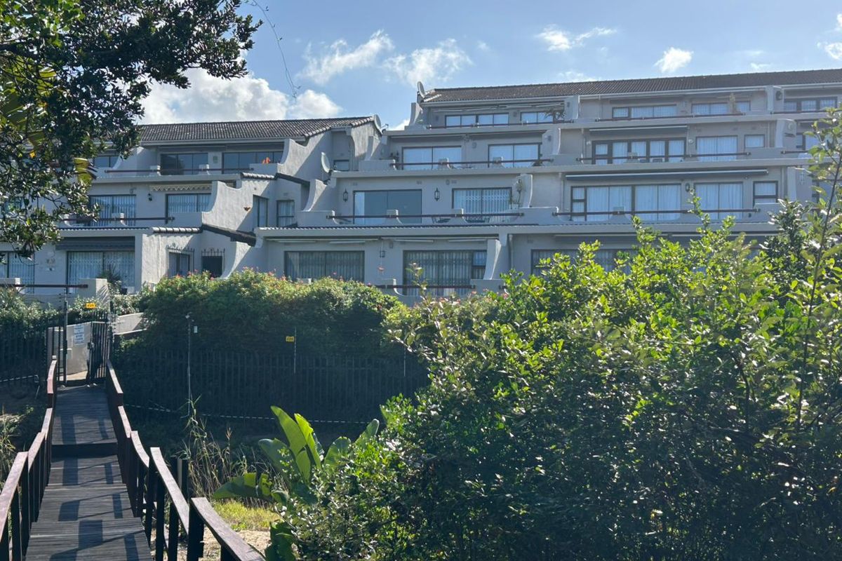 Stunning 3-Bedroom Seaview Apartment with Private Beach Access in Leisure Bay - Photo 2