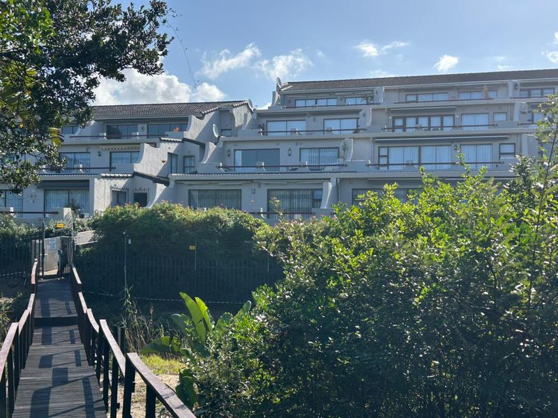 Stunning 3-Bedroom Seaview Apartment with Private Beach Access in Leisure Bay - Photo 2