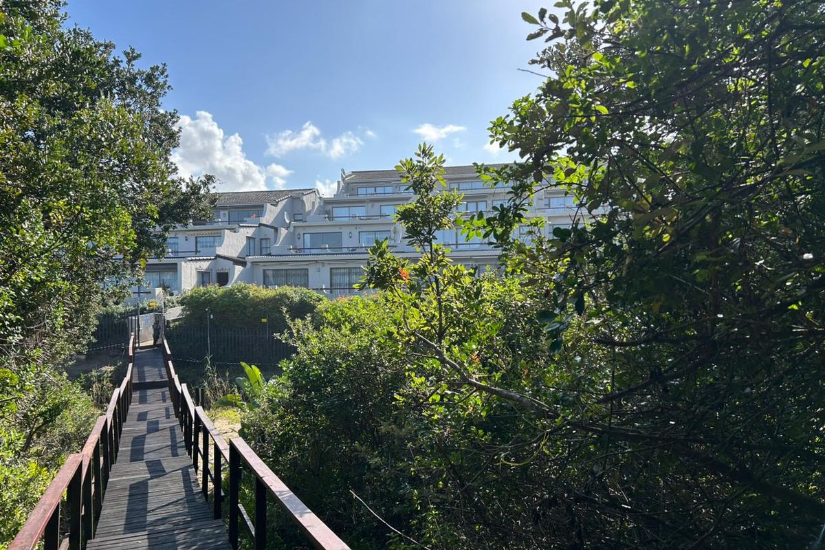 Stunning 3-Bedroom Seaview Apartment with Private Beach Access in Leisure Bay - Photo 3