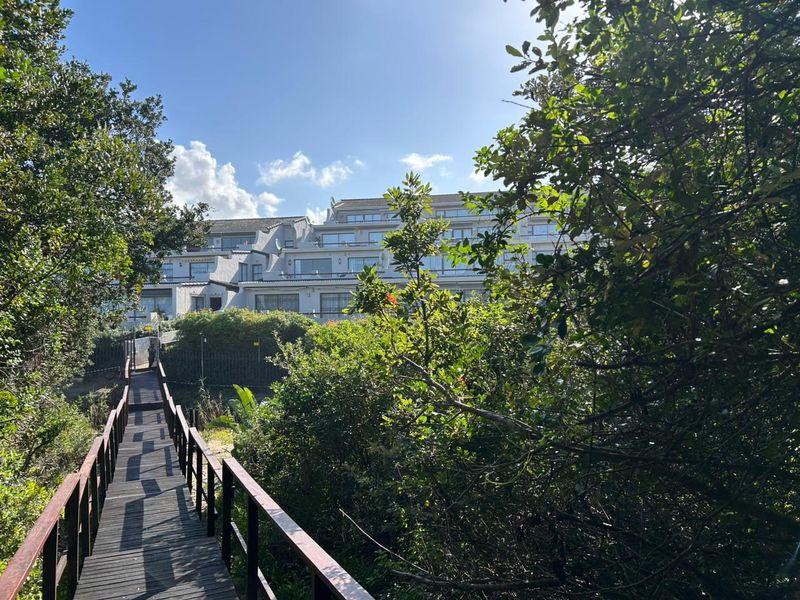 Stunning 3-Bedroom Seaview Apartment with Private Beach Access in Leisure Bay - Photo 3