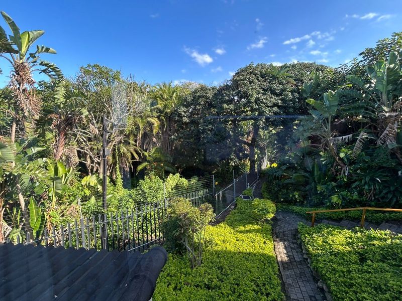 Stunning 3-Bedroom Seaview Apartment with Private Beach Access in Leisure Bay - Photo 9