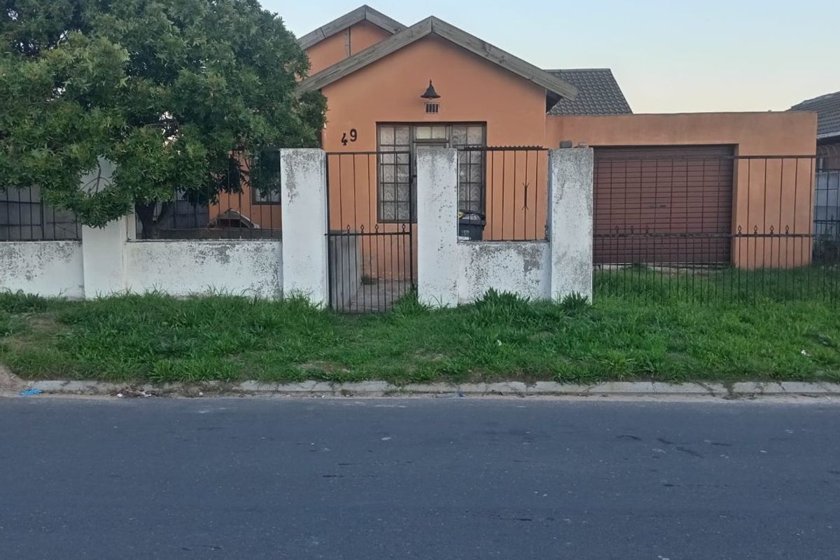 Three bedroom house with single garage for sale - Photo 2