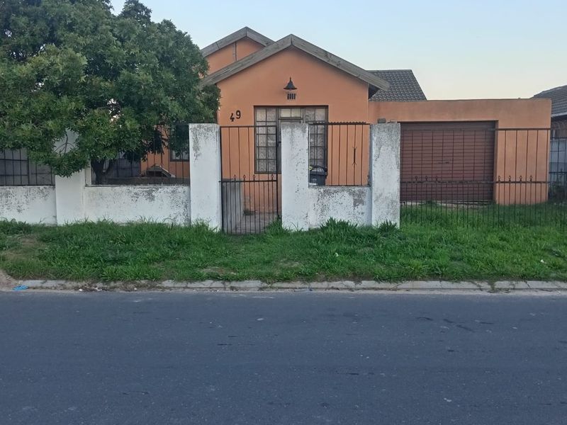 Three bedroom house with single garage for sale - Photo 2