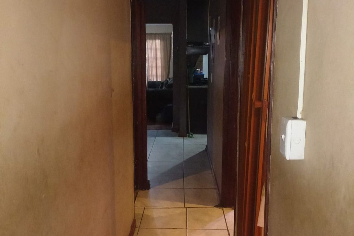 Three bedroom house with single garage for sale - Photo 5