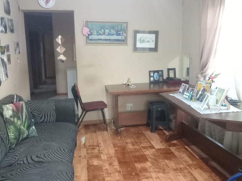 Three bedroom house with single garage for sale - Photo 9