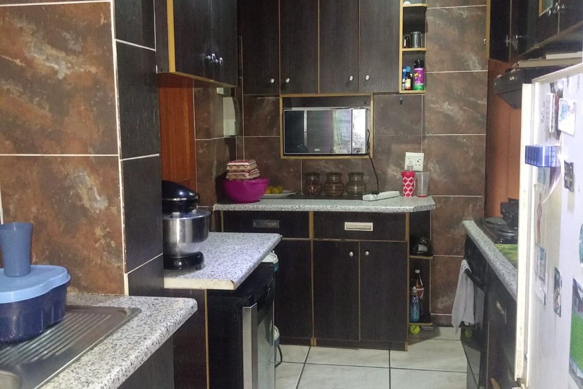 Three bedroom house with single garage for sale - Photo 3