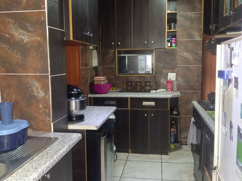 Three bedroom house with single garage for sale - Photo 3
