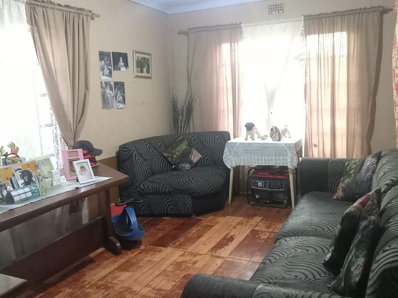Three bedroom house with single garage for sale - Photo 8