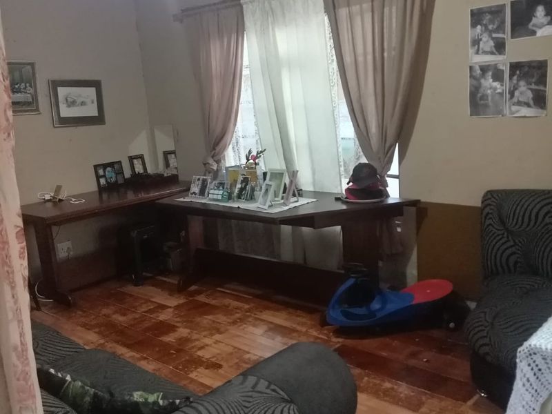 Three bedroom house with single garage for sale - Photo 6