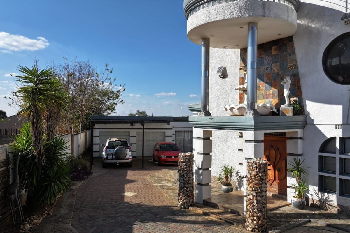 Entertainer's 4 bedroom home for sale. - Photo 3