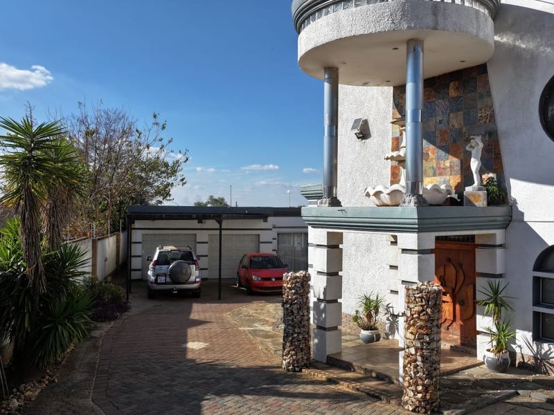 Entertainer's 4 bedroom home for sale. - Photo 3