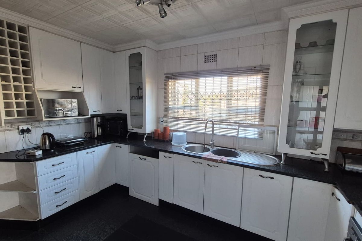 Entertainer's 4 bedroom home for sale. - Photo 4