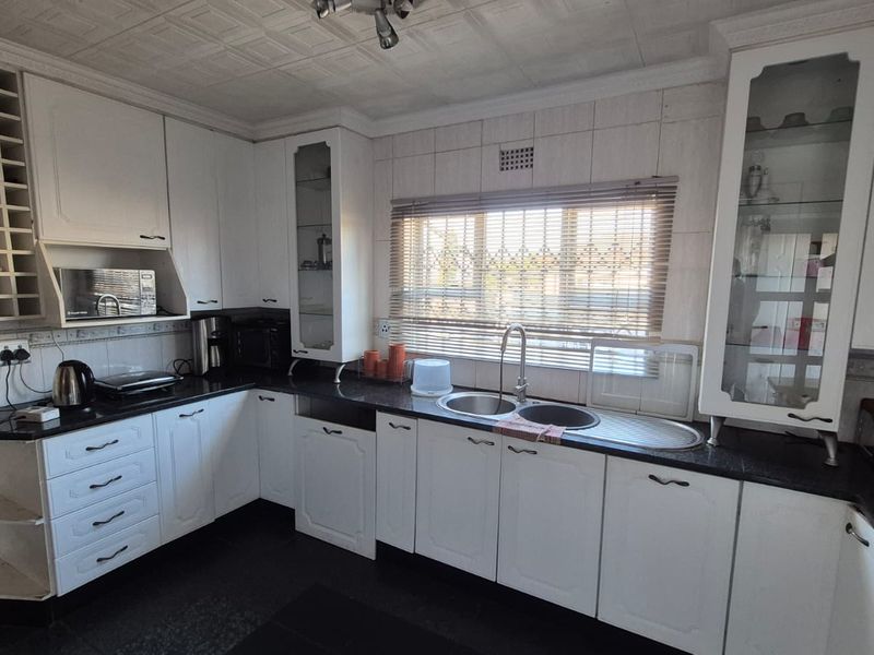 Entertainer's 4 bedroom home for sale. - Photo 4