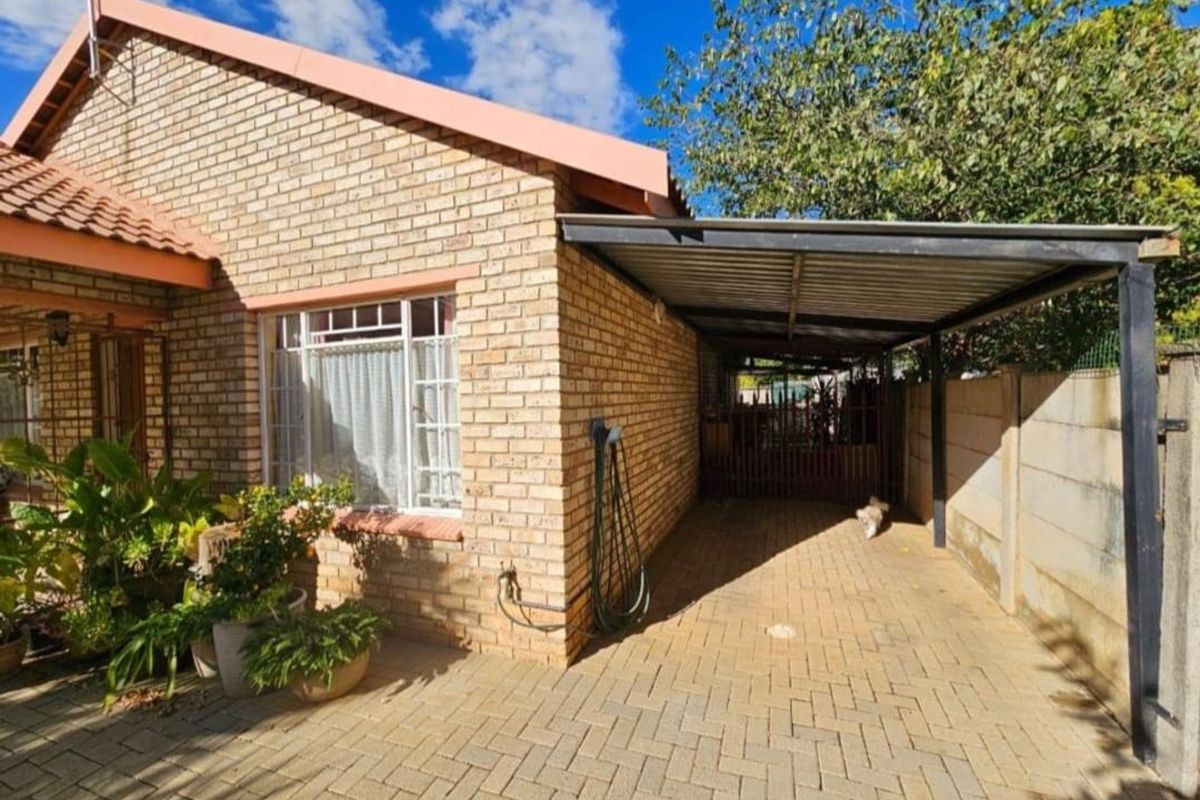 Charming 2 bed Townhouse in Meiringspark  - Photo 2