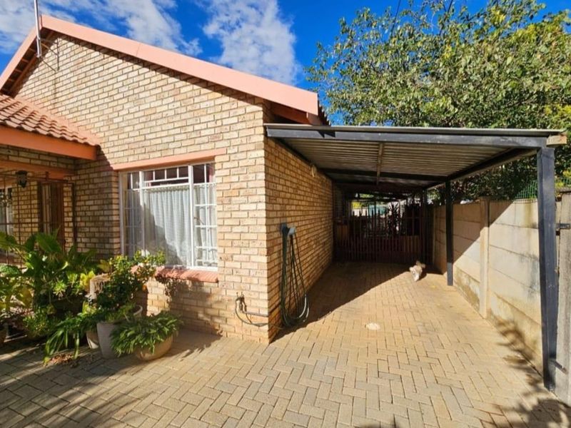 Charming 2 bed Townhouse in Meiringspark  - Photo 2