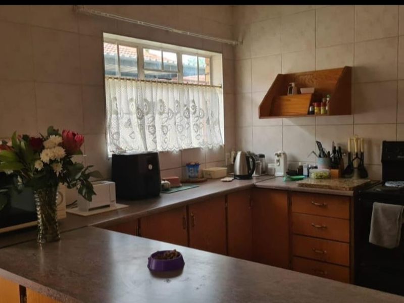 Charming 2 bed Townhouse in Meiringspark  - Photo 7