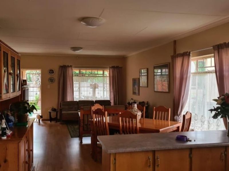 Charming 2 bed Townhouse in Meiringspark  - Photo 6