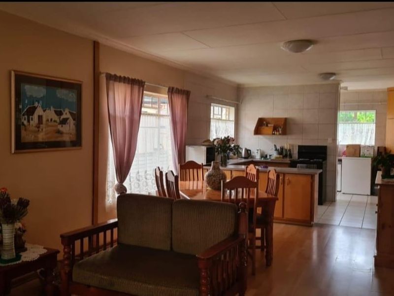 Charming 2 bed Townhouse in Meiringspark  - Photo 4